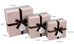 Zestaw pudełek kwadrat pastelowe, wieczko w gwiazdki (21x21x10, 
17x17x9, 
14x14x7)
