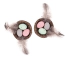 Mini gniazdka dekoracyjne 5,5cm jajka i piórka 2szt