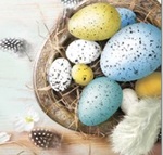 SerwetkI Maki coctail Easter Eggs with Feathers on Blue 25x25 20szt./op